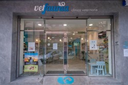 Entrada a la clínica veterinaria Vetfaunia